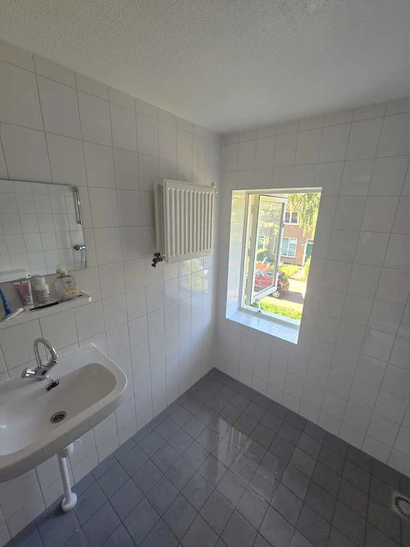 Badkamer met wand- en vloertegels