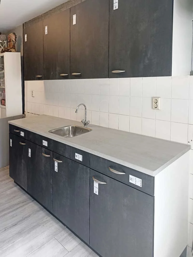 Keuken met afgewerkte kasten en werkblad